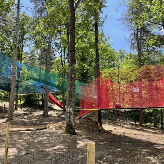 Parcours d’aventure en filets colorés entre les arbres au Saint Hubert à Gages en Occitanie